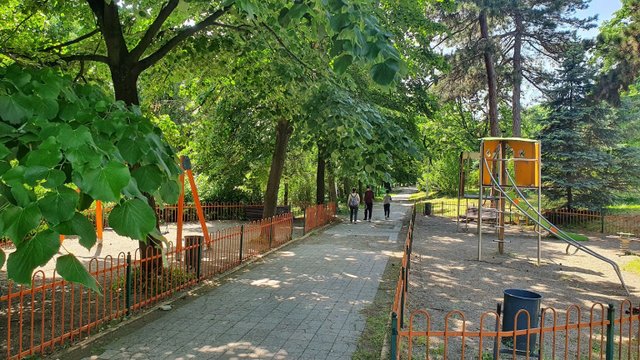 Pretty Elevated bronze Parcul Rozelor - recenzii, fotografii, număr de telefon și adresă -  Divertisment în Mehedinți - Nicelocal.ro